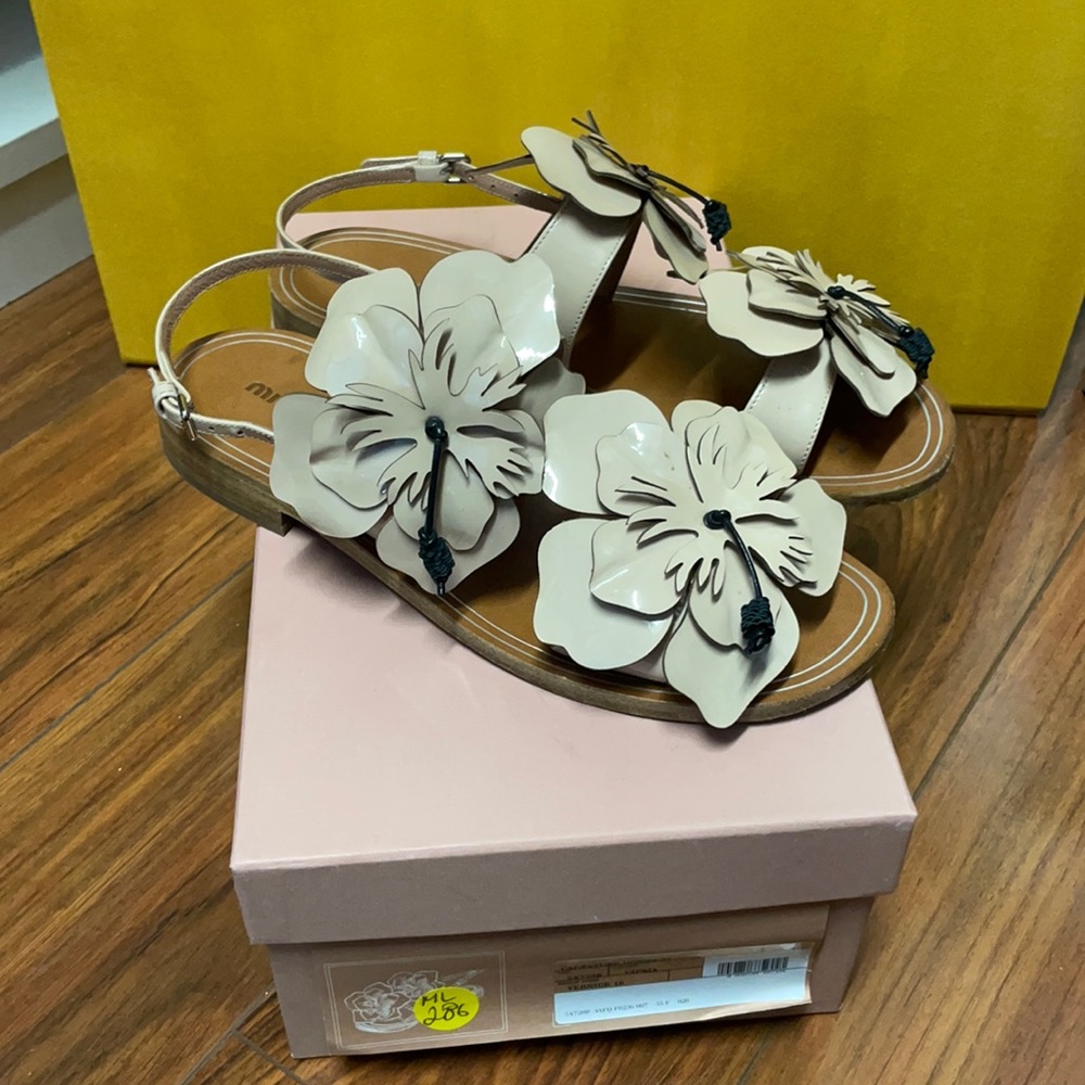 MIU MIU FLORAL PATENT LEATHER SANDALS